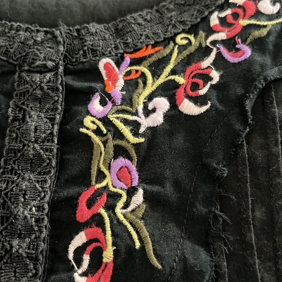 Raviya Black Floral Embroidered Bohemian Top. Size S - Picture 3 of 11